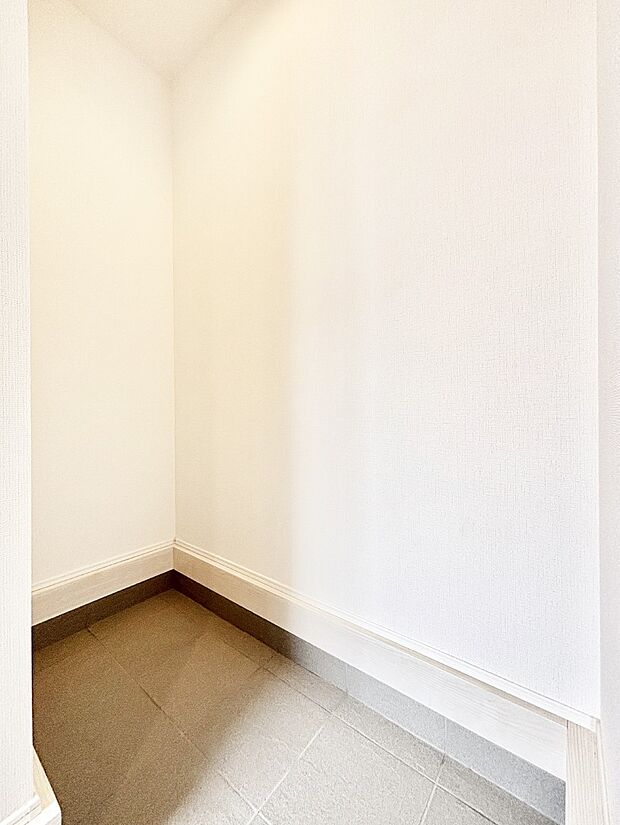 【収納】シューズクローク付き！雨具やベビーカーも置けます。