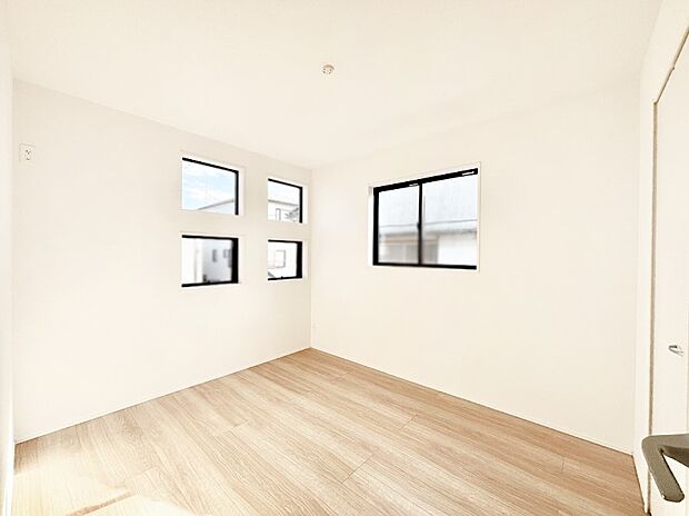 【子供部屋】２面採光で気持ちよく自然光が取り入れられるのでお子様のお部屋にもピッタリ