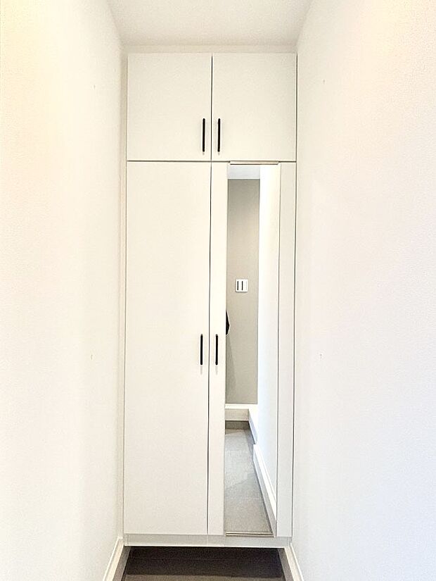 【シューズボックス】たっぷり収納できるシューズボックスで家族全員の靴も、玄関すっきり。  