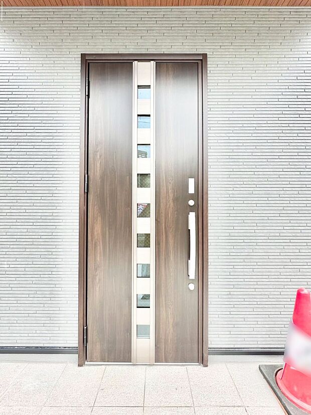 【玄関】玄関前は雨が降っても濡れにくい屋根付き