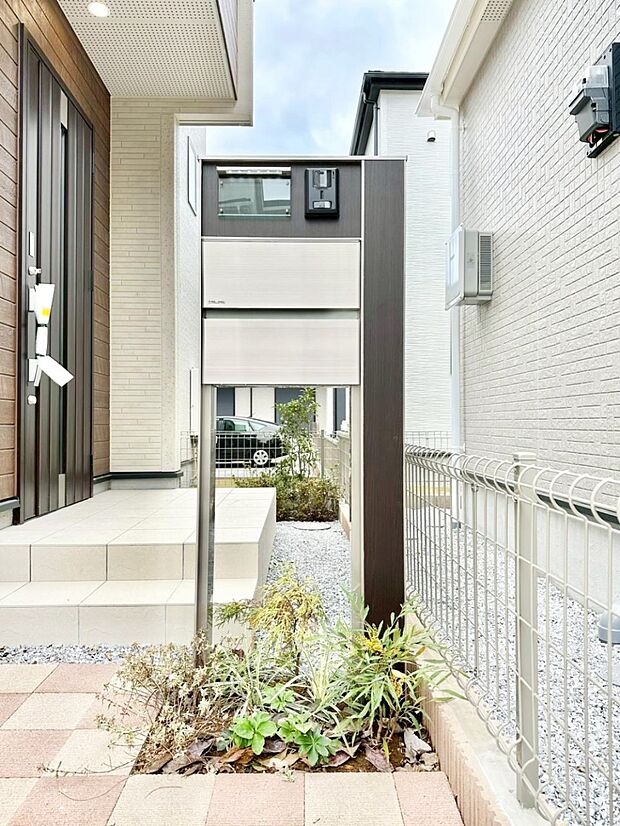 【その他現地】表札・インターホン・ポストをひとつに集約