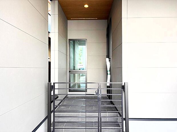 【玄関】シンプルで落ち着いた雰囲気の玄関でご家族やお客様をお出迎え！