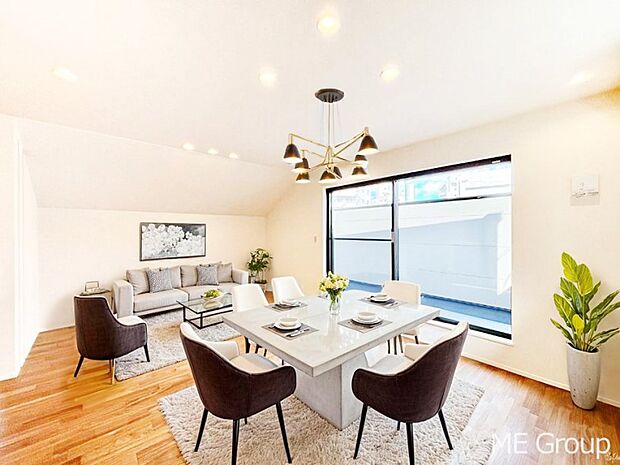 【リビング】家族の和やかな会話が聞こえてきそう。開放感のあるリビングです。※家具はCGです  