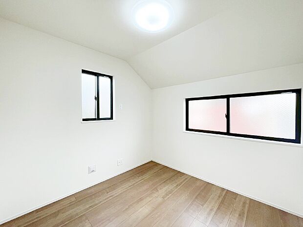 【子供部屋】窓からのやさしい光が心地よいプライベートルーム