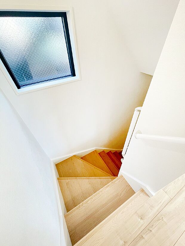 【その他内観】リビング階段が家族の笑顔と会話をつないでくれます