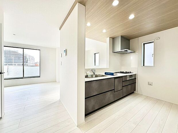 【ダイニングキッチン】料理をしながらご家族との会話を楽しめる対面カウンターキッチン