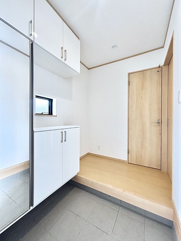 【玄関】明るい玄関はお客様をお出迎えするのにぴったりです!