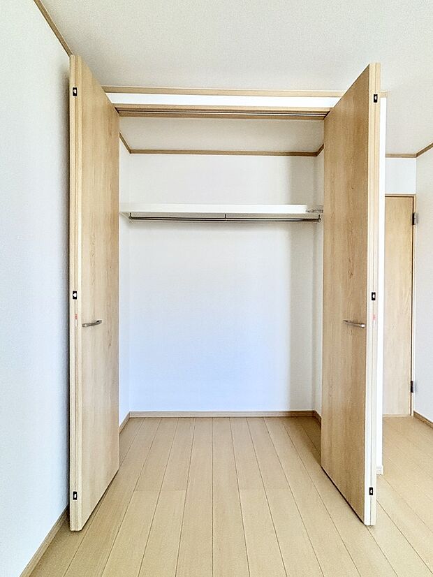 【収納】洋室のクローゼット。奥行きがあるので厚手の衣類もすっきり収まります。