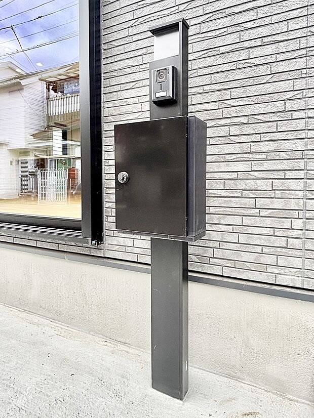 【その他現地】表札・インターホン・ポストをひとつに集約。エントランスになじむシンプルデザイン。