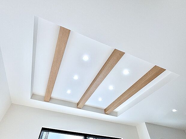 【折り上げ天井】折り上げ天井で開放感をプラス！ゆったりくつろげる空間です。