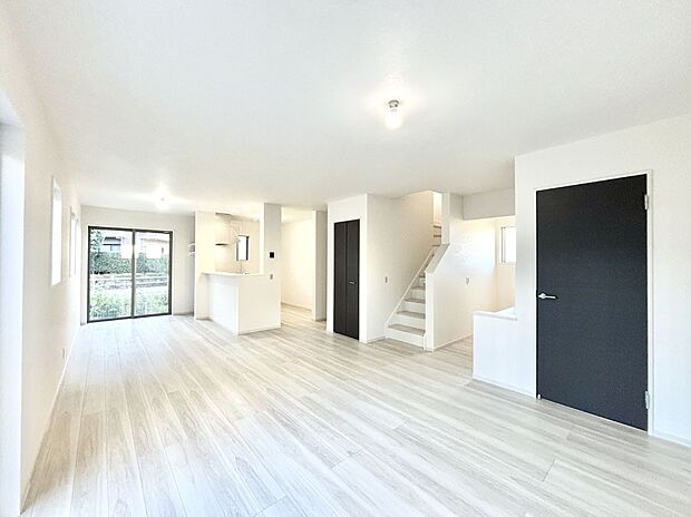 【リビングダイニング】リビング階段が家族の笑顔と会話をつないでくれます  