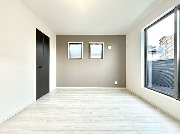 【洋室】明るいバルコニーサイドに洋室を設置。目覚めの良い寝室に。 