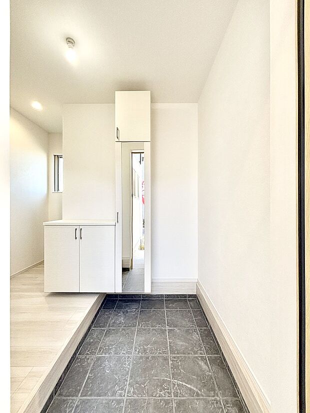 【玄関】家族の帰宅やお客様をあたたかく迎える玄関  