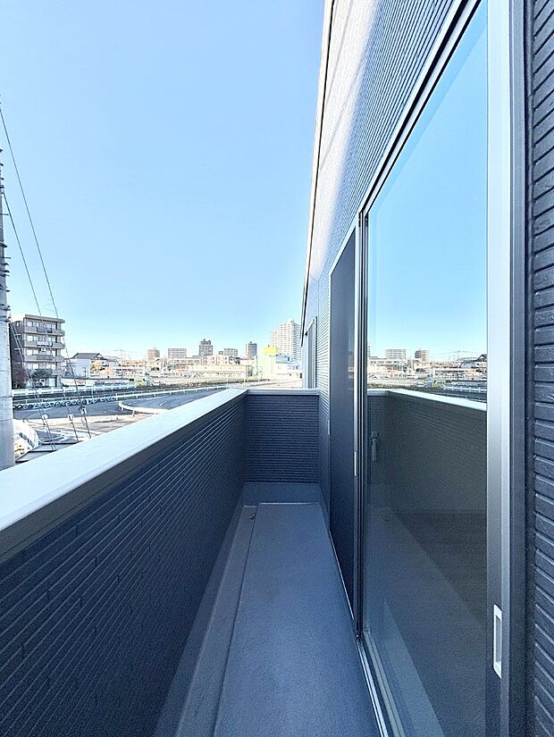 【バルコニー】暖かな陽光が降り注ぐバルコニーはお洗濯におすすめ。爽やかな風も心地よいです。