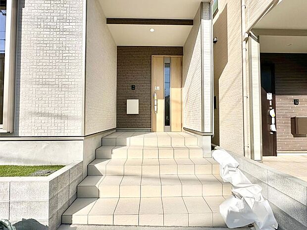 【玄関】大切な家族、来客を出迎える玄関。