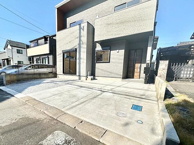 【駐車場】駐車2台可能！急なお客様の駐車に。また、ご家族の自転車スペースとしても大活躍。