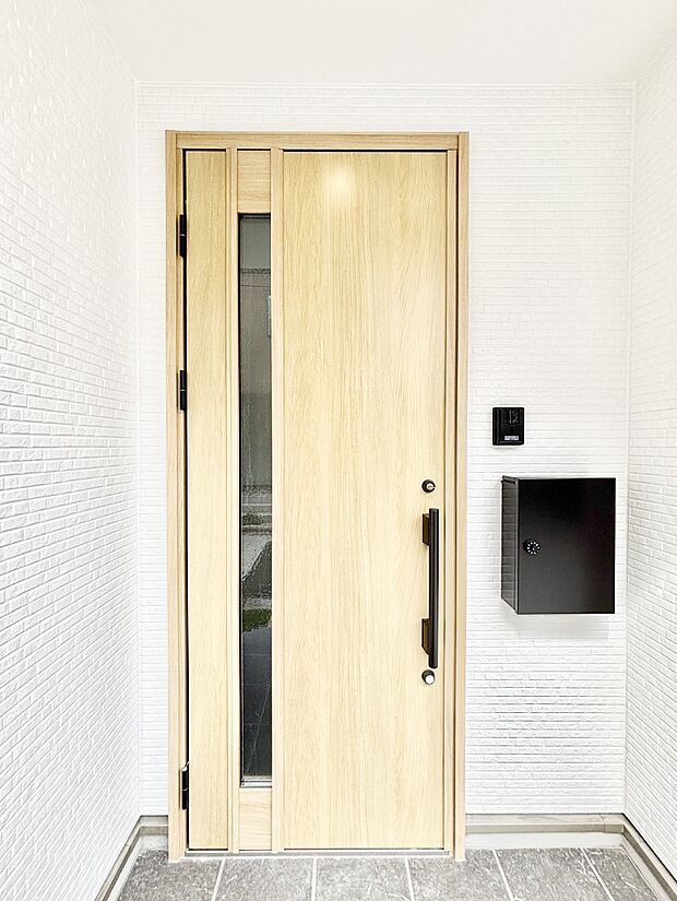 【玄関】玄関前は雨が降っても濡れにくい屋根付き