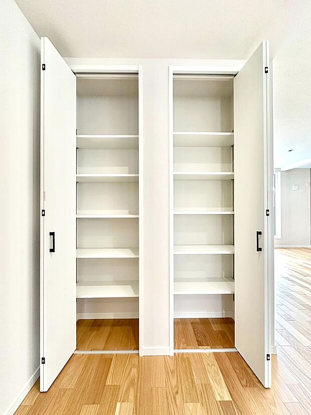 【その他設備(キッチン横収納)】キッチン横収納！食材のストックはもちろん、日用品の収納など使い方はいろいろ！  