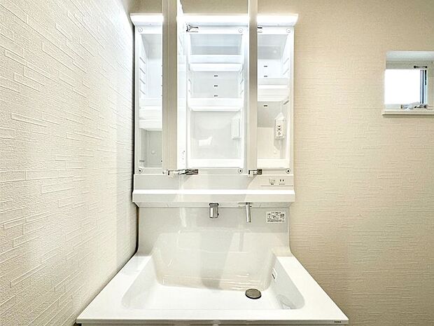 【その他設備(三面鏡裏収納)】三面鏡の裏に、化粧品や衛生用品などを収納可能。洗面台をすっきりと保ちます！