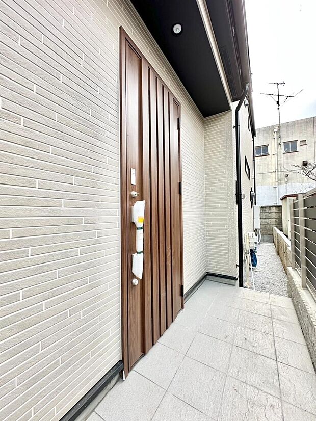 【玄関】玄関前は雨が降っても濡れにくい屋根付き