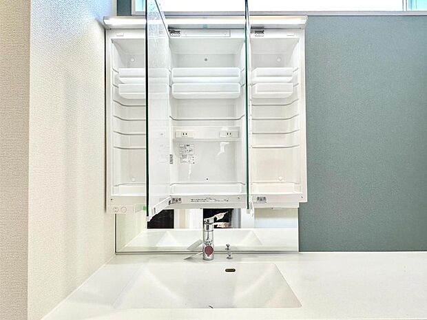 【三面鏡裏収納】三面鏡の裏に、化粧品や衛生用品などを収納可能。洗面台をすっきりと保ちます！