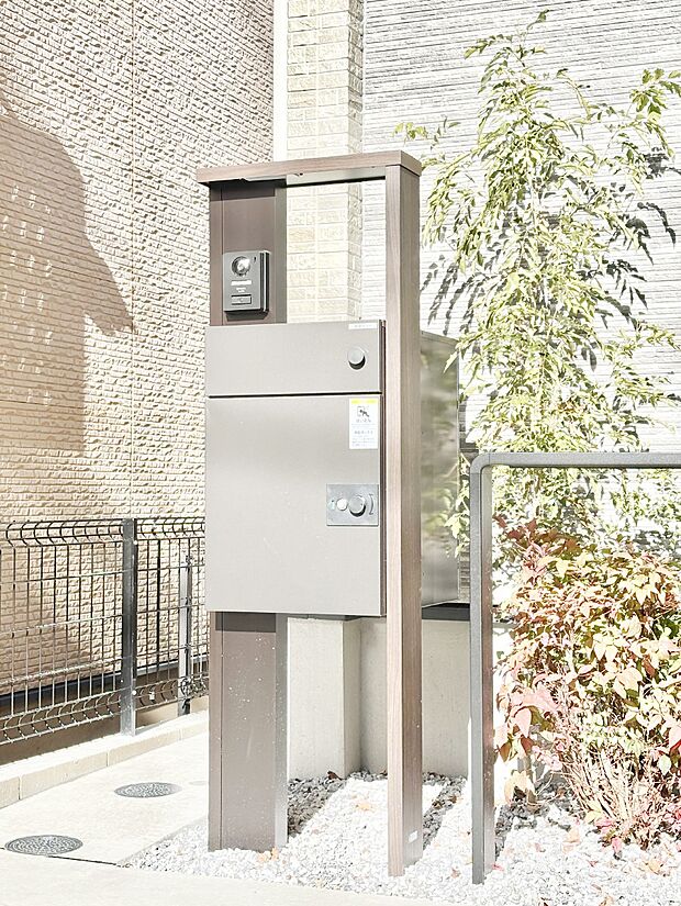 【その他現地】表札・インターホン・ポスト・宅配BOXが一体型となったシンプルデザインの門柱