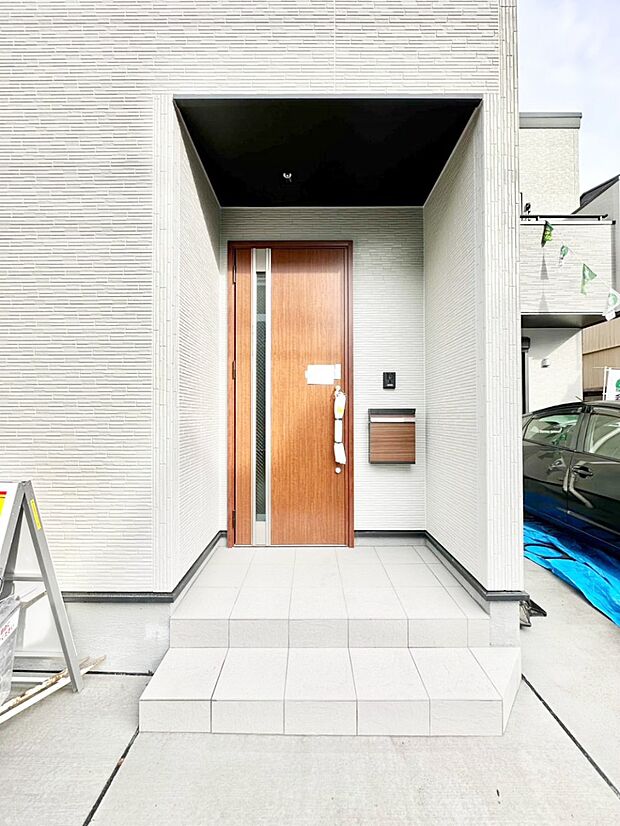 【玄関】玄関前は雨が降っても濡れにくい屋根付き