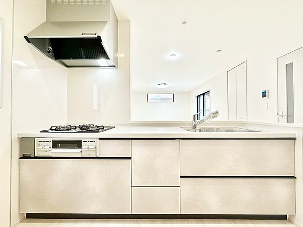 【キッチン】広々とした使い勝手の良いキッチンで日々のお料理も楽しくなりそう