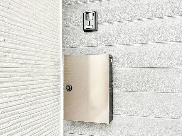 【その他現地】シンプルデザインのポスト。