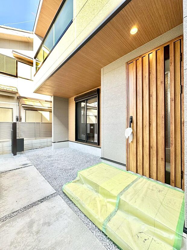 【玄関】玄関前は雨が降っても濡れにくい屋根付き