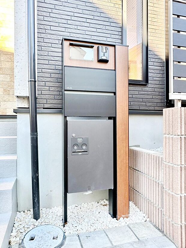 【その他現地】表札・インターホン・ポスト・宅配BOXが一体型となったシンプルデザインの門柱