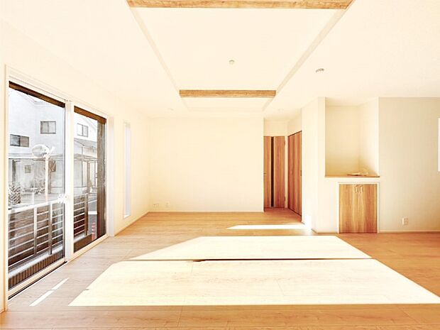 【リビングダイニング】明るい陽光が注ぎ、寛ぎの雰囲気に満たされるリビングダイニング