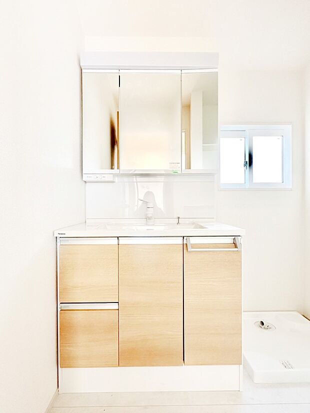 【洗面台・洗面所】三面鏡キャビネット・シャワー付き洗面化粧台で忙しい朝の身支度もスムーズに!