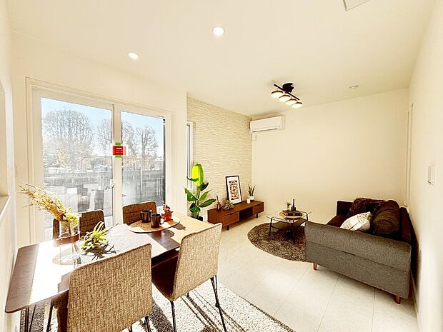 【リビング】大きな窓からたっぷりの陽光と風を感じられるリビング※家具はCGです