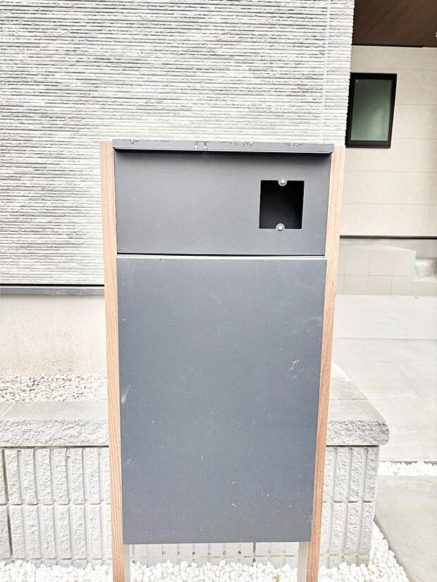 【その他現地】シンプルデザインのポスト。