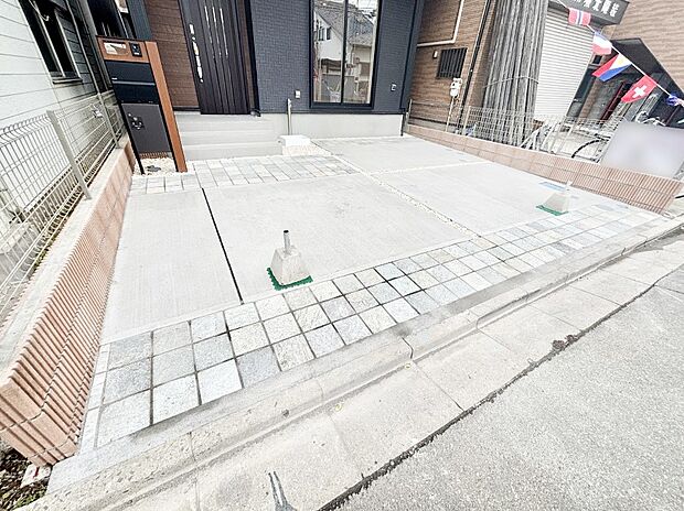 【駐車場】駐車2台可能！急なお客様の駐車に。また、ご家族の自転車スペースとしても大活躍。