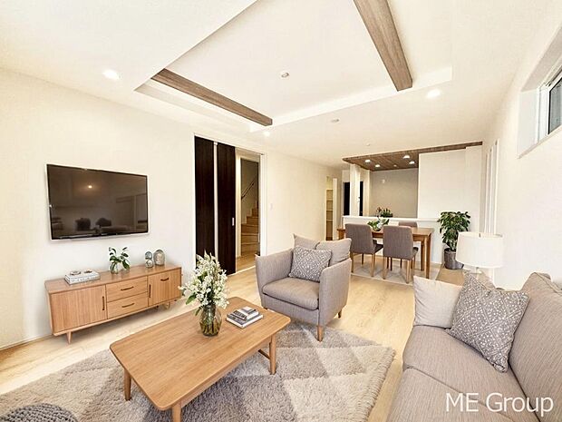 【リビング】お洒落で開放感のある折り上げ天井を採用したリビング※家具はCGです