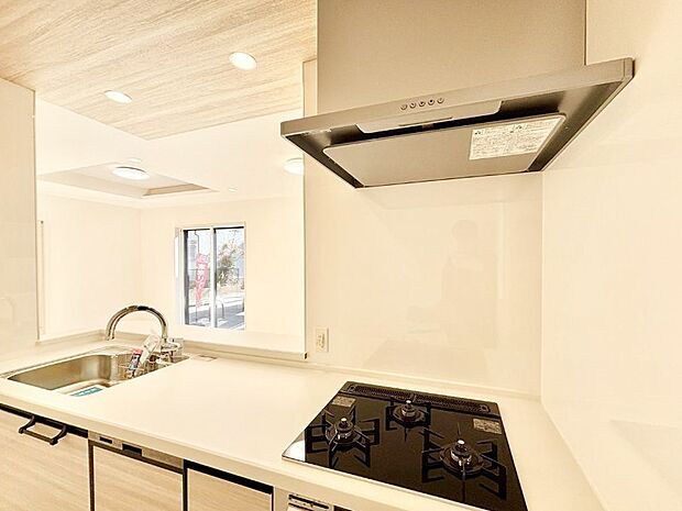 【ダイニングキッチン】ゆとりあるキッチンではご家族と楽しくお料理ができます。