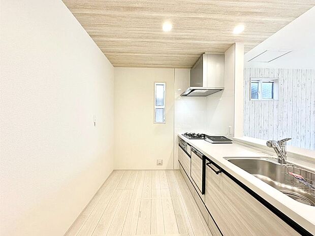 【キッチン】ゆとりあるキッチンではご家族と楽しくお料理ができます。