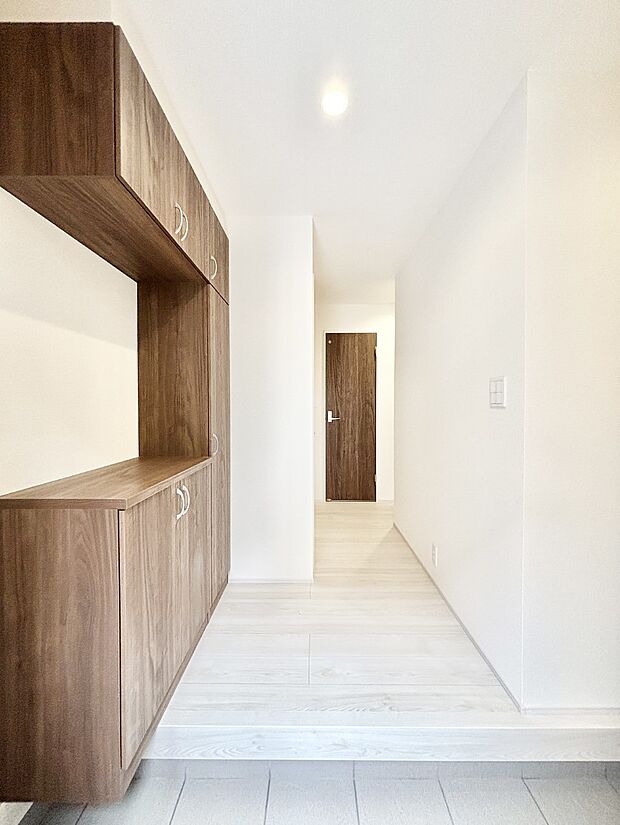 【玄関】家族の帰宅やお客様をあたたかく迎える玄関  　