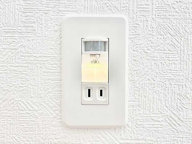 【足元灯】足元灯を設置して安全に配慮しました。