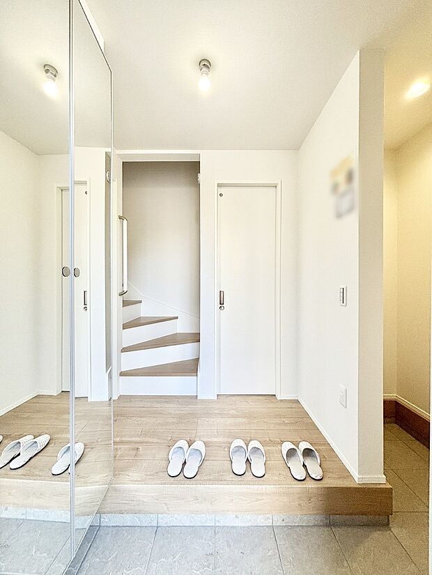 【玄関】ミラー付きシューズボックスはお出かけ前の身だしなみチェックに便利