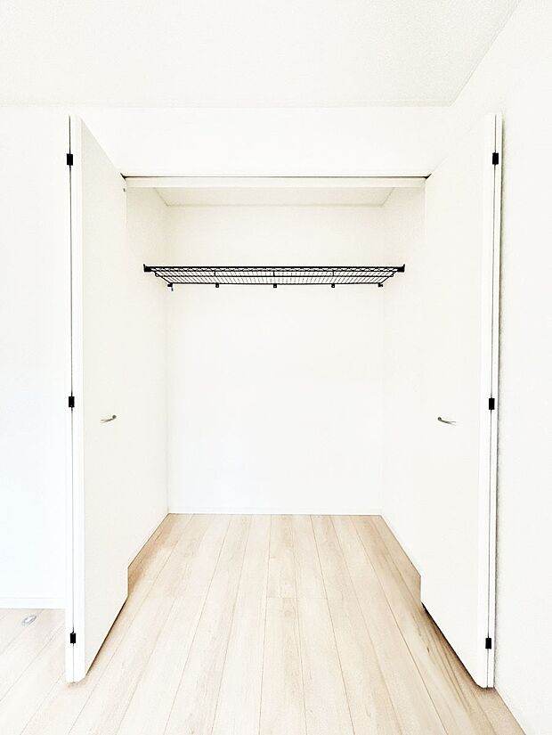 【収納】洋室のクローゼット。奥行きがあるので厚手の衣類もすっきり収まります。