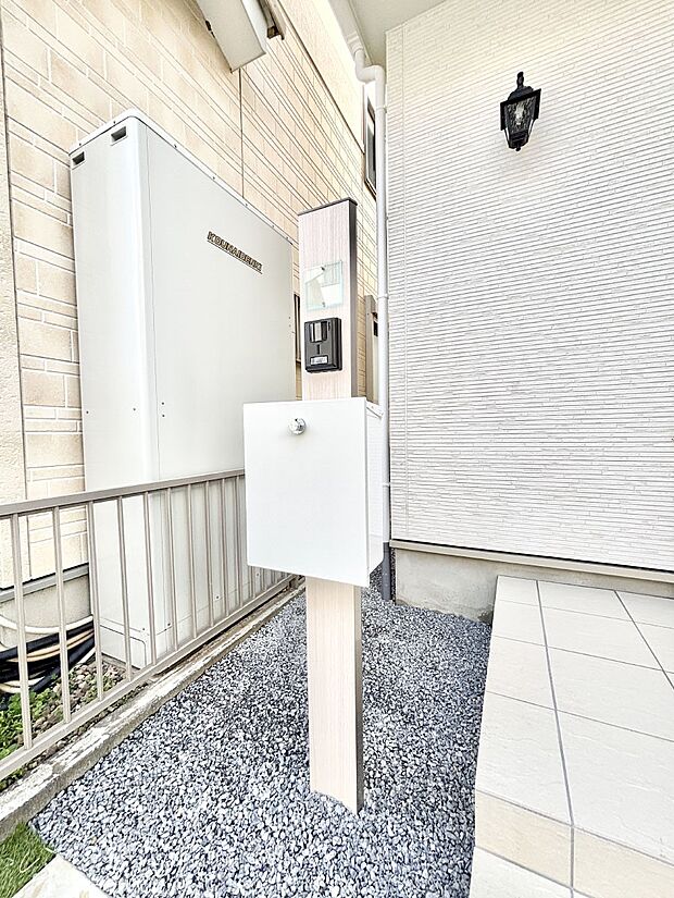 【その他現地】シンプルデザインのポスト。