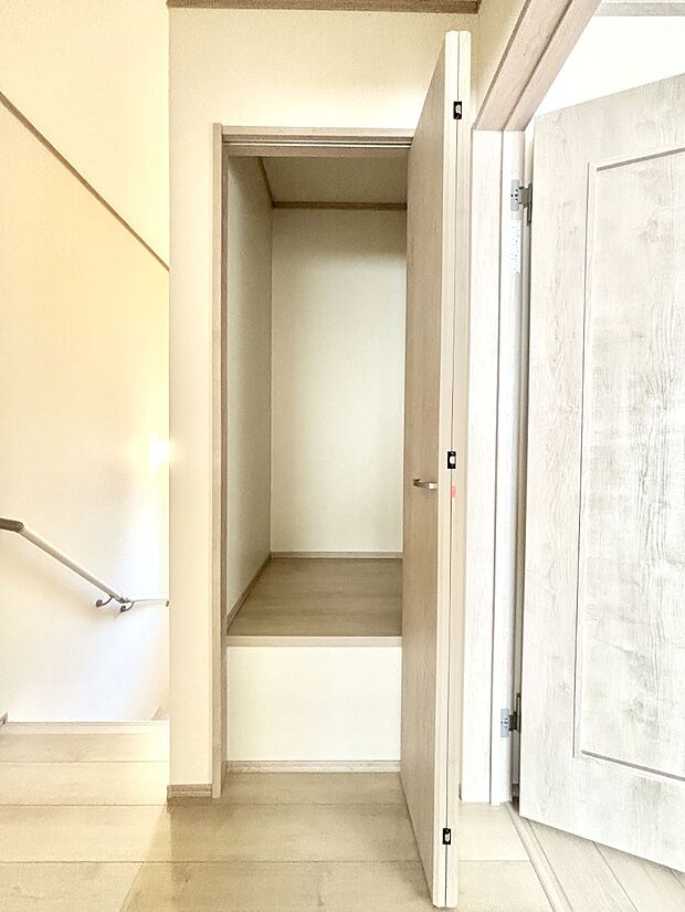 【廊下収納】廊下収納。掃除道具や季節の小物を収納することができます。