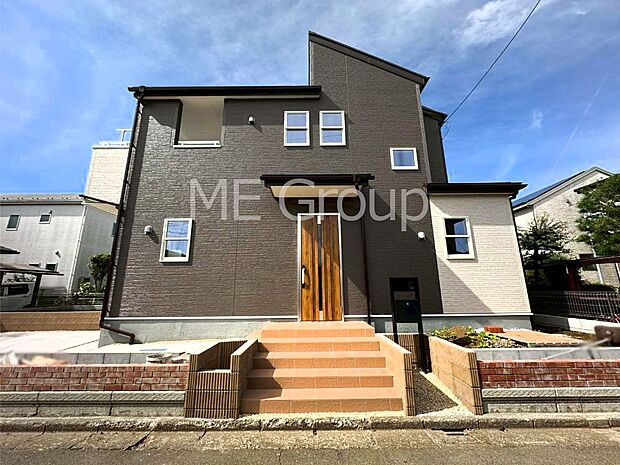 【現地外観写真】洗練された外観、上質な住空間が広がる室内は永く安心して過ごせる住居です。 