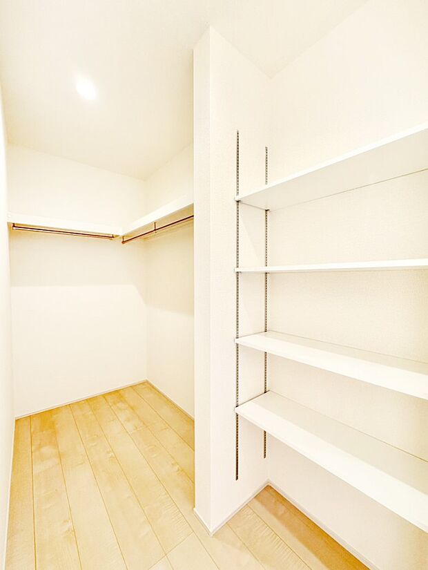 【ウォークインクローゼット】季節物の衣類もスッキリ収納できるウォークインクローゼット