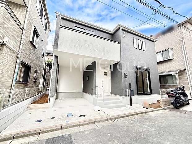 【現地外観写真】洗練された外観、上質な住空間が広がる室内は永く安心して過ごせる住居です。