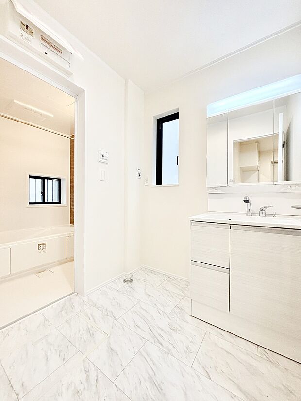 【脱衣場】清潔感ある洗面化粧室で朝の身支度も快適