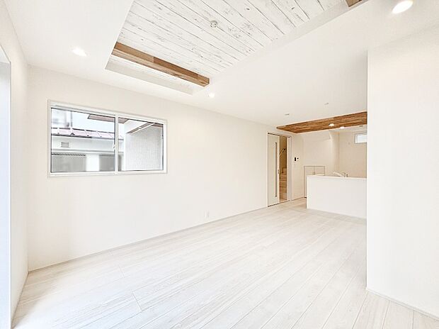 【ダイニング】家族が自然と集まる憩いのスペースになりそうな広々LDK